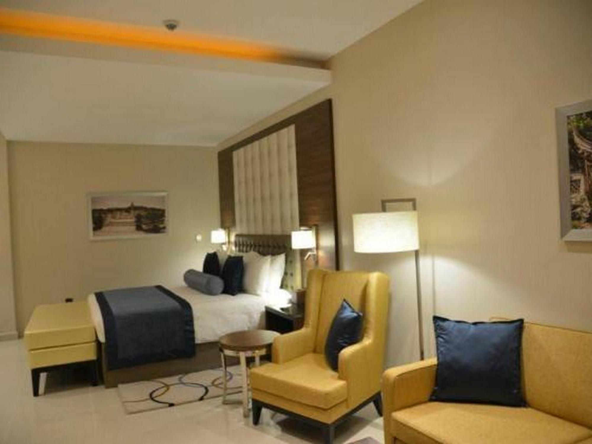 Room In Lodge - The Envoy Hotel And Suites อาบูจา ภายนอก รูปภาพ